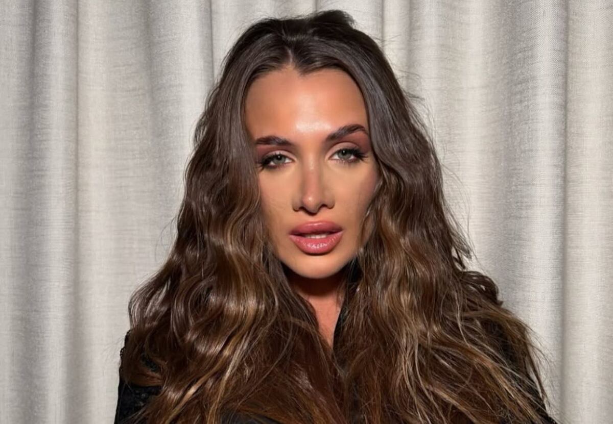 Cami Homs presumió su pancita de embarazada y posó con un look del color de la temporada ideal para el verano