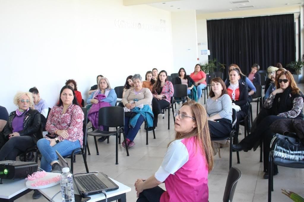 Charla sobre sensibilización y prevención del cáncer de mama.