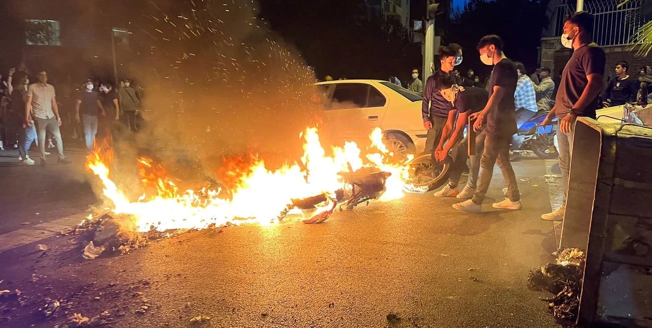 Incidentes violentos en protestas por la muerte de Mahsa Amini.