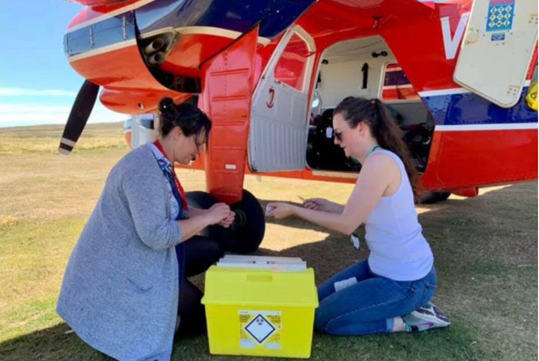 Equipos de vacunación móviles volarán a lugares alejados del Hospital de Puerto Argentino.