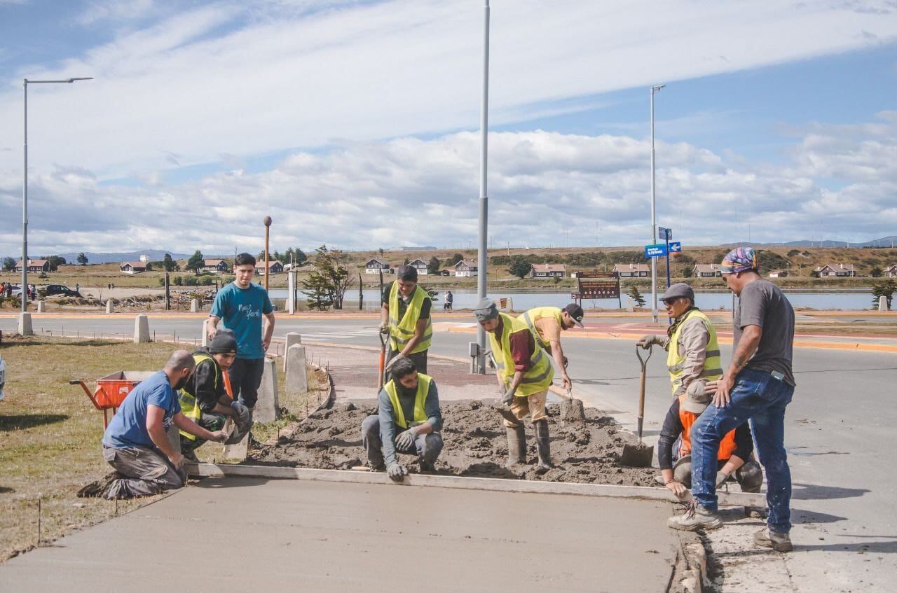 Realizan obras de accesibilidad en la plaza Gendarmería Nacional.