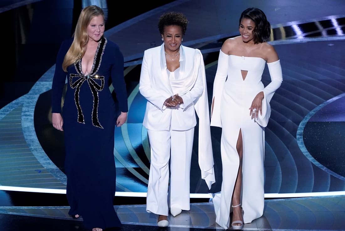 Las presentadoras Amy Schumer, Wanda Sykes y Regina Hall. (AP Photo/Chris Pizzello)