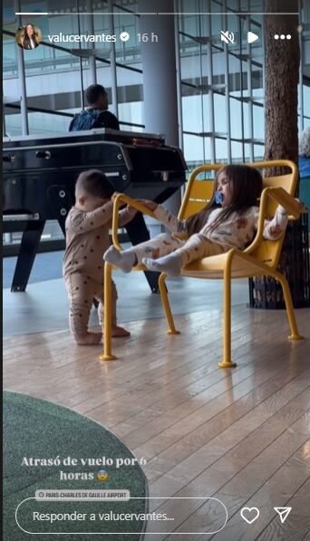 Valentina Cervantes con sus hijos, en el aeropuerto de París: estaría volviendo a Buenos Aires.