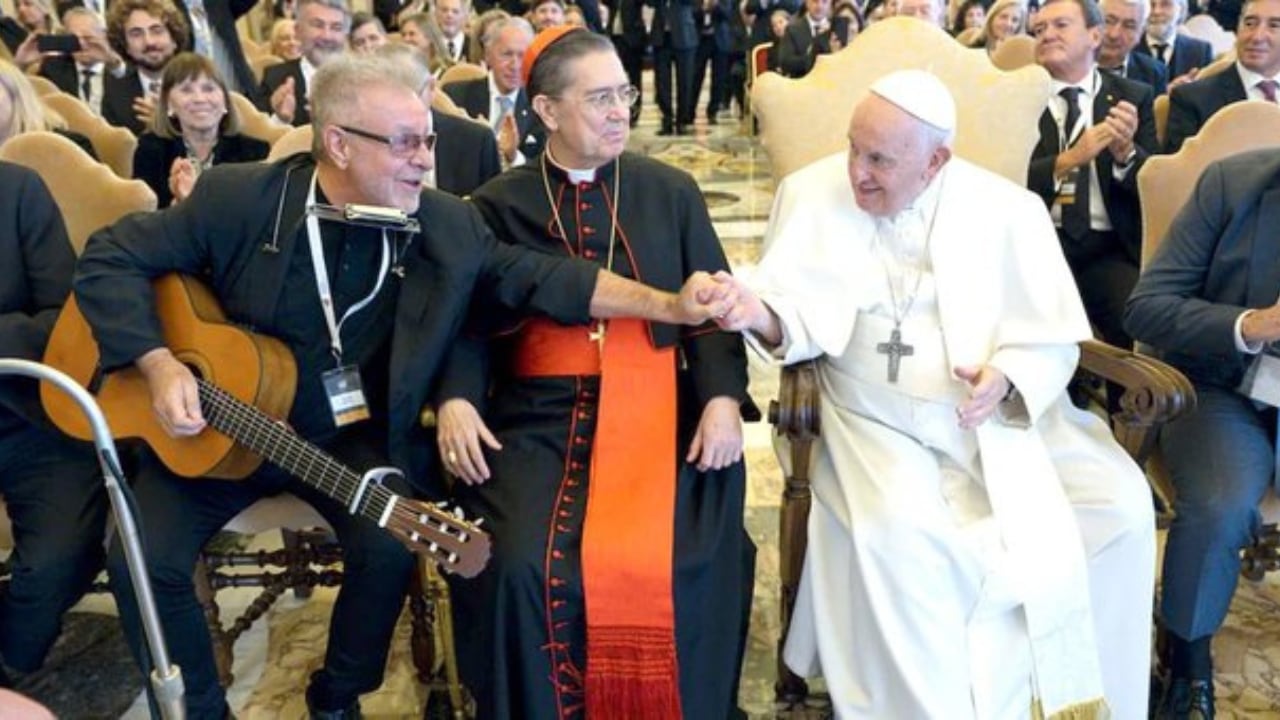 León Gieco y Jorge Bergoglio ante el inolvidable cierre a cargo del artista.