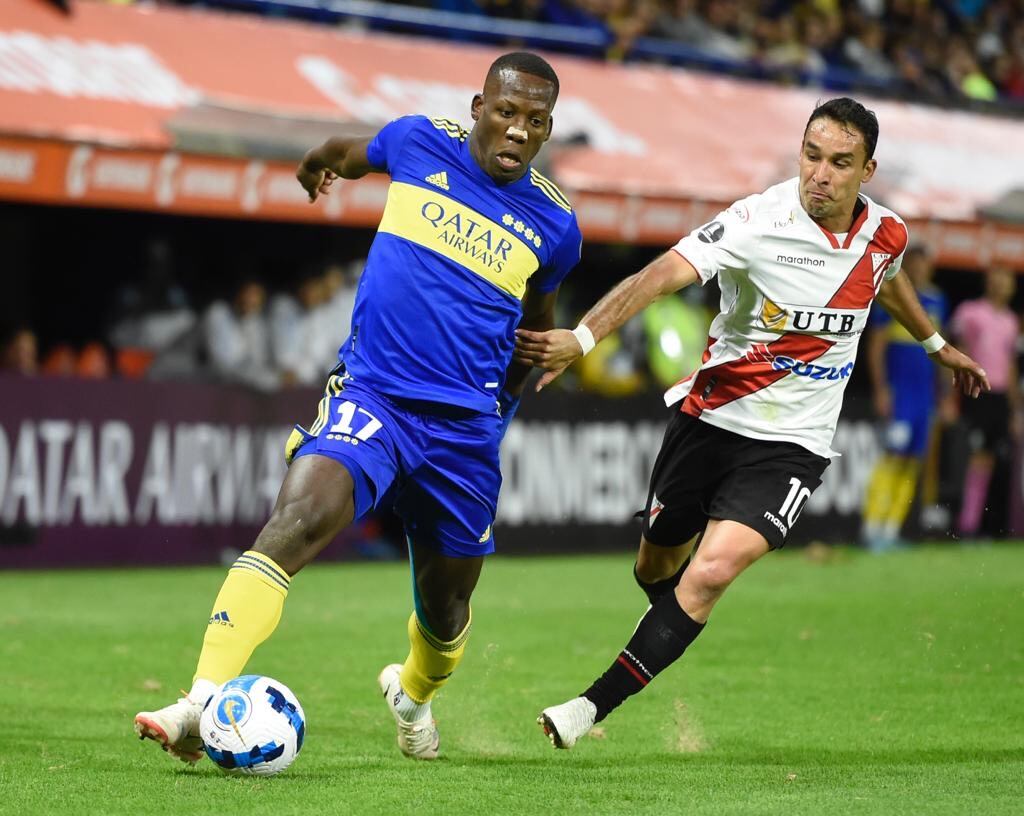 Luis Advíncula protegiendo el balón.