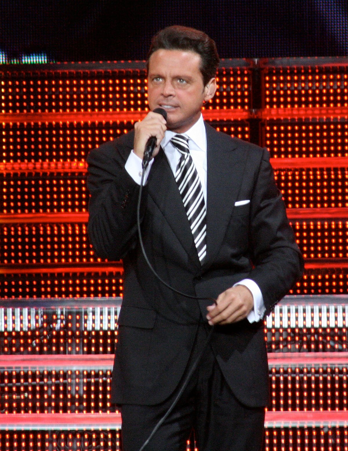 Luis Miguel ofrece un recital.