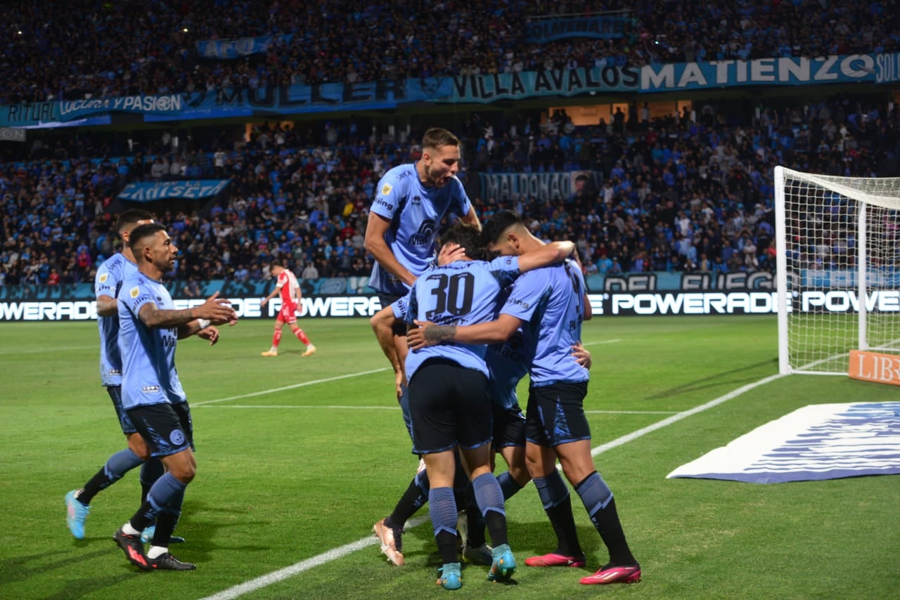 Belgrano goleó 4-1 a Unión de Santa Fe en el Gigante de Alberdi y ya tiene su lugar asegurado en los cuartos de final de la Copa de la Liga Profesional. (Javier Ferreyra / La Voz)