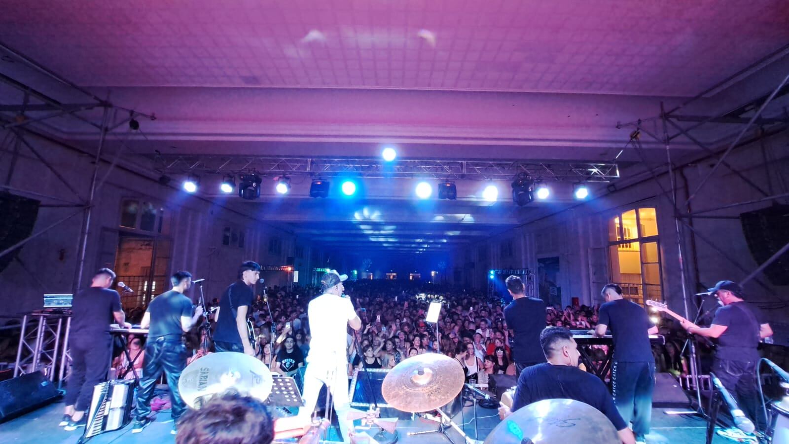 Javier Carlos Brizuela, "La Pepa", cantante de La Barra, durante un baile en el Comedor Universitario de la ciudad de Córdoba. (La Voz)