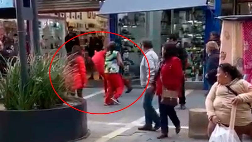 El Chapulín cordobés y el imitador de La Mona Jiménez protagonistas de un video viral en la peatonal