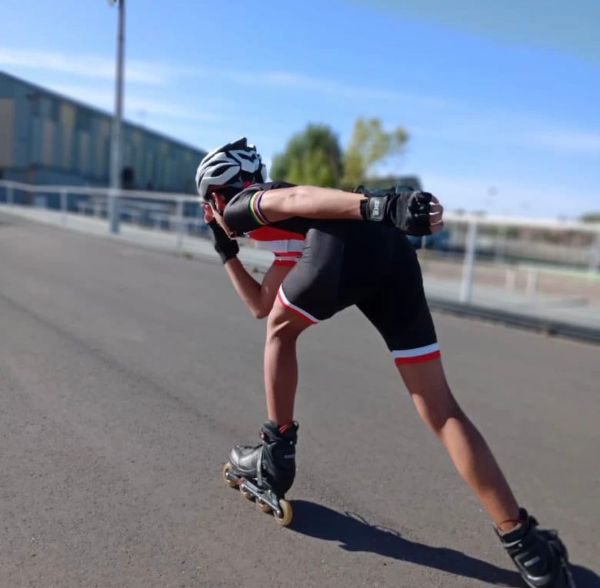 Tobías necesita comprarse patines de linea para participar de competencias de patinaje.