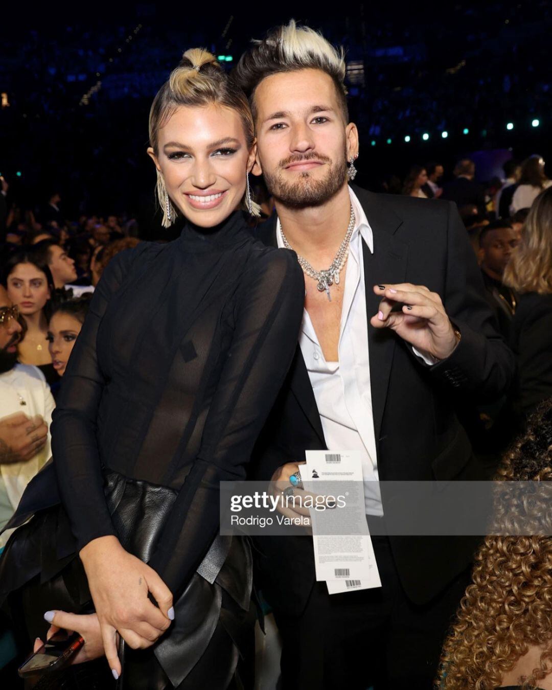 Stefania Roitman junto a Ricky Montaner en los Grammys Latinos