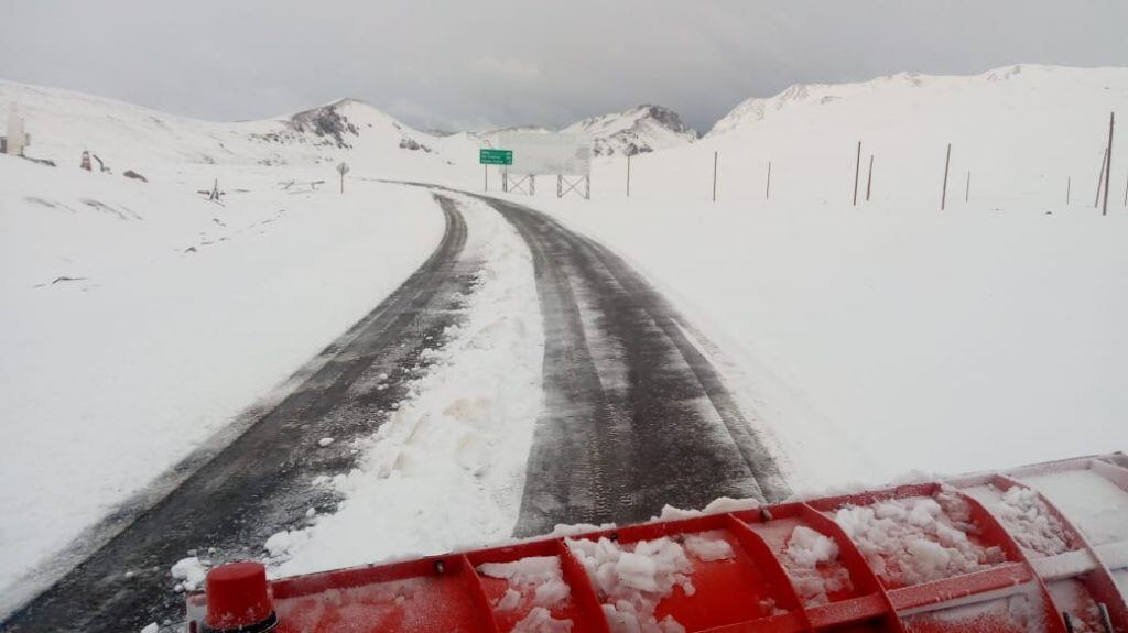 Vialidad Nacional trabaja en el despeje del cruce internacional en Malargüe.