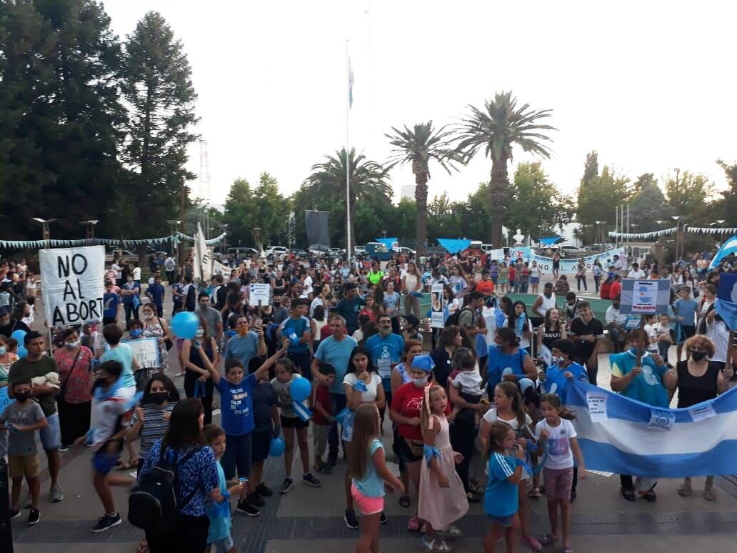 Los alvearenses marcharon por el centro de la ciudad y luego realizaron un acto y vigilia en la plaza para decir "Si a las dos vidas".