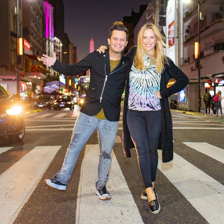 Luisana y Dario Lopilato en la calle Corrientes.