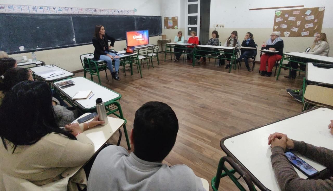 Docentes de la Universidad Popular son capacitados por profesionales de U-RUS, la Universidad Corporativa de Río Uruguay Seguros.