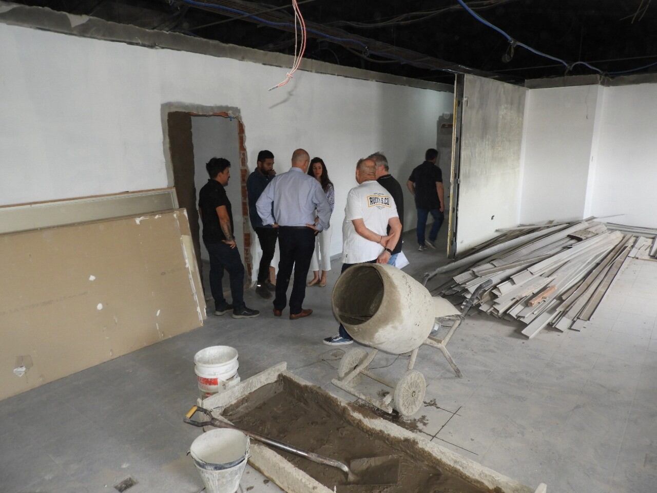 El intendente Mariano Uset visitó el lugar acompañado por la secretario de Salud, Carlos Gabbarini, la secretaria de Obras y Planeamiento, Milagros Medina, y el director de Obras, Ramiro Gallego.