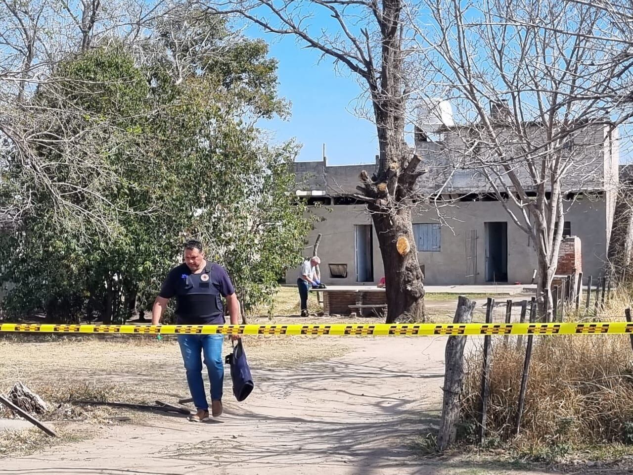 Uno de los allanamientos realizados por la Policía en Villa Dolores en el marco de la causa por el crimen de Santiago Aguilera.