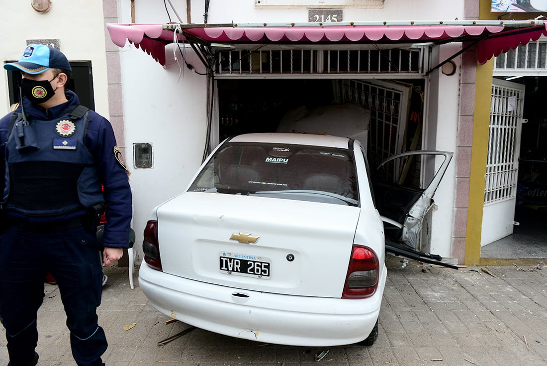 Accidente en calles Zárate y Granadero Díaz, en barrio Zumarán. Un auto se incrustó contra un negocio. (José Gabriel Hernández / La Voz)