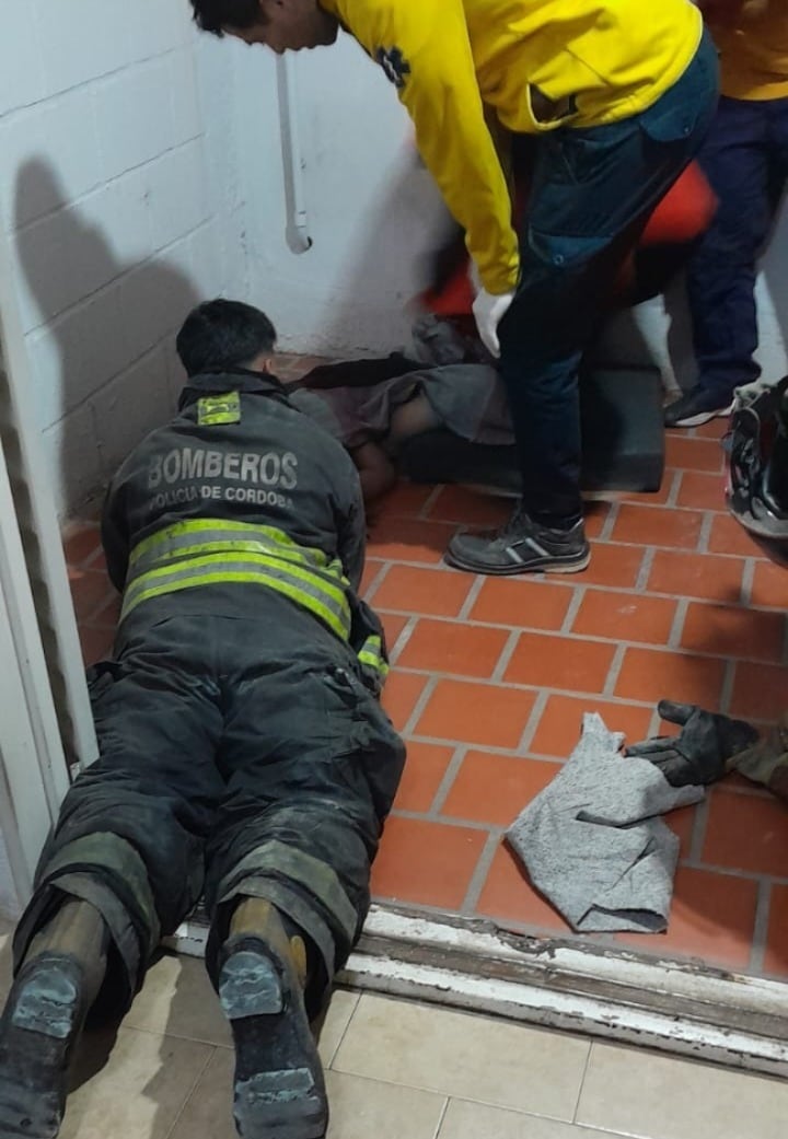 La niña de 11 años cayó desde un tercer piso al patio interno del edificio.