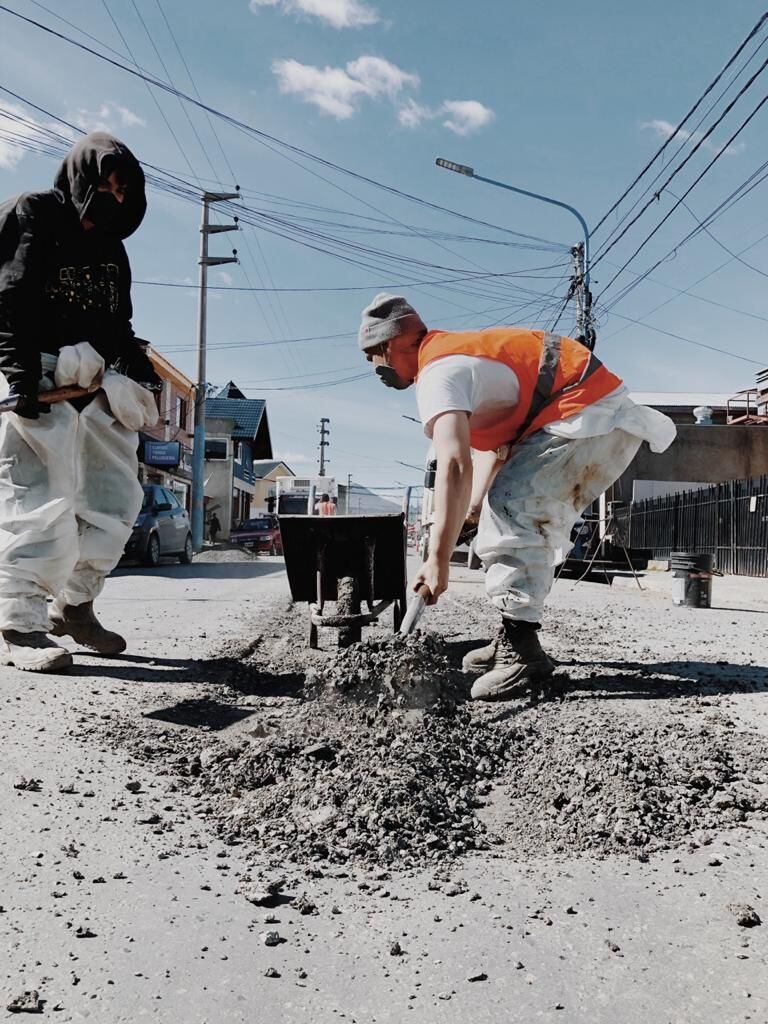 Los equipos de trabajo iniciaron tareas de fresado en sectores de la calle Kuanip para su restauración y la demarcación en la calle Perón y algunas arterias del barrio San Salvador para su bacheo y repavimentación.