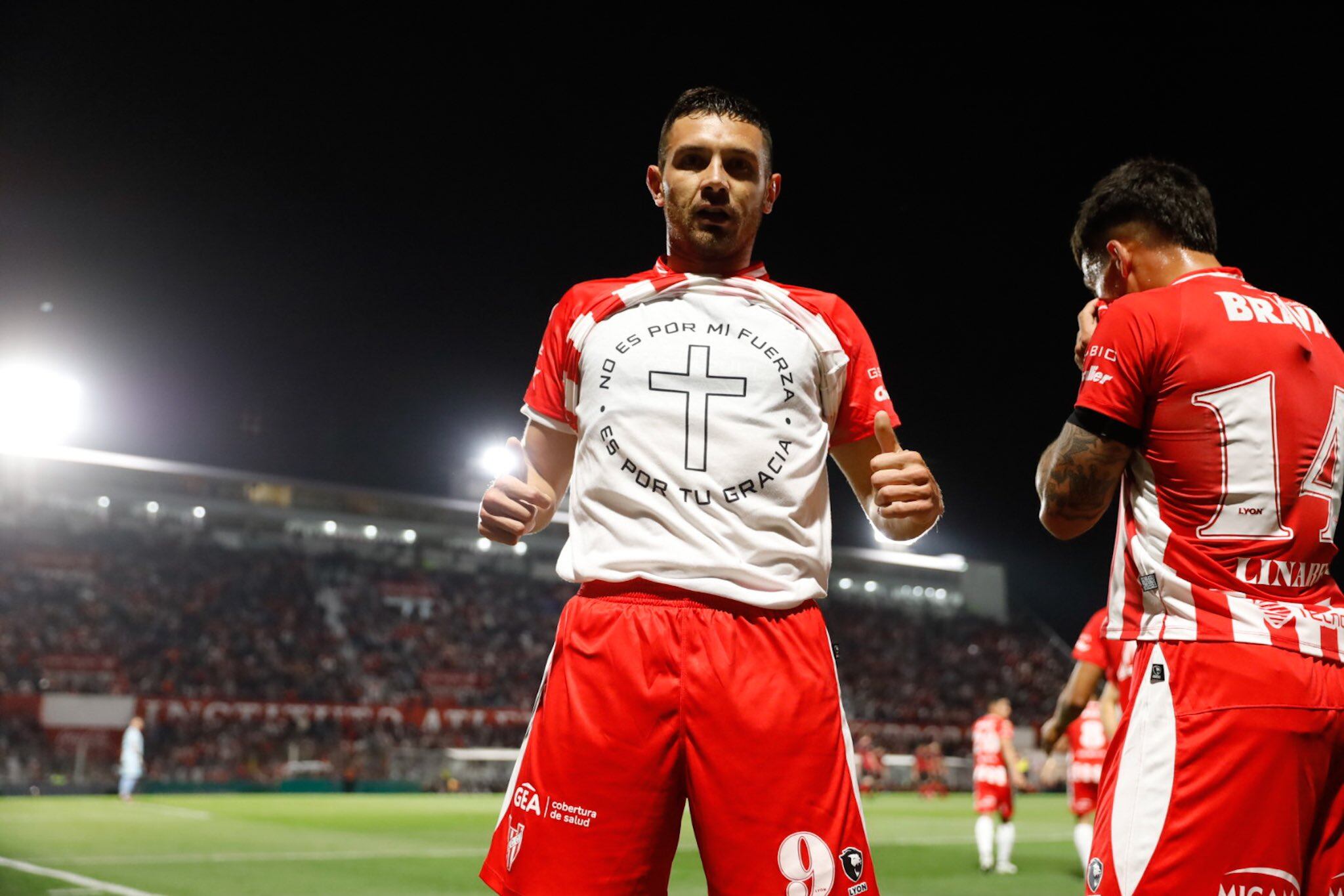 Adrián Martínez y una remera que demuestra su fe. "No es por mi fuerza, es por tu gracia". (Prensa IACC).