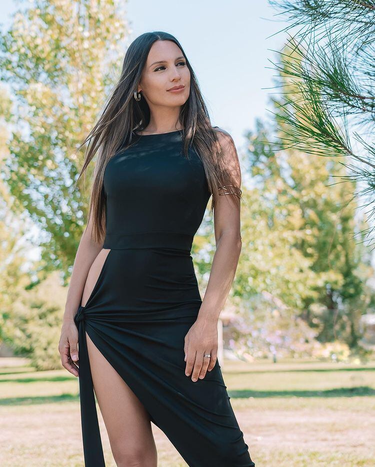 Pampita posó con un vestido negro cut out y con abertura para "El Hotel de famosos".