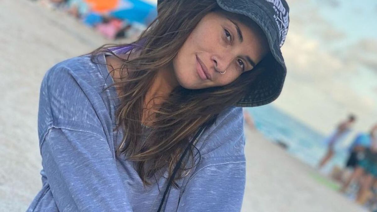 Ivana Nadal posó desde la playa en microbikini y dejó a la vista uno de sus tatuajes secretos