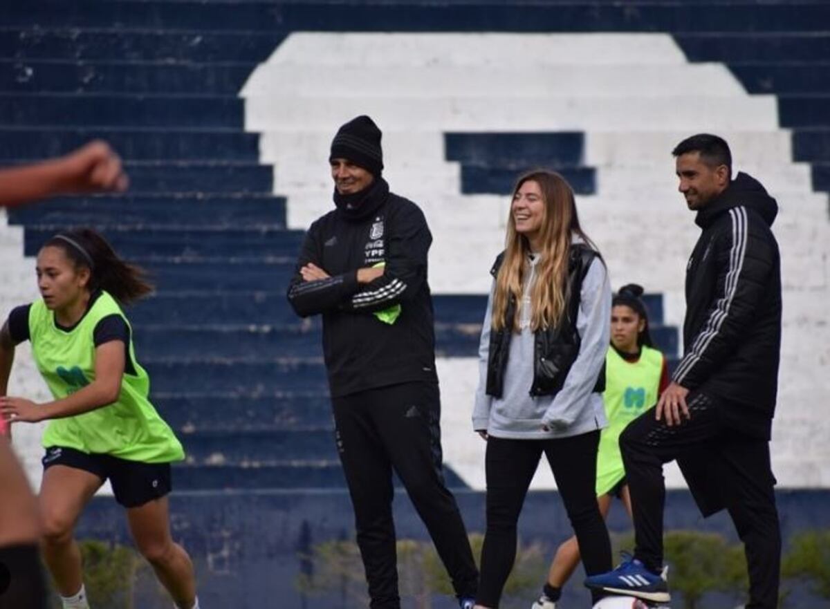 Positiva visita de Germán Portanova para avisorar a niñas y jóvenes futbolistas de Mendoza