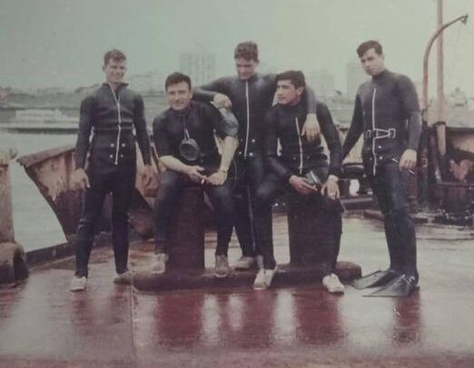 Francisco Romero, junto al equipo de reconocimiento anfibio como buzo profesional en la Armada Argentina.