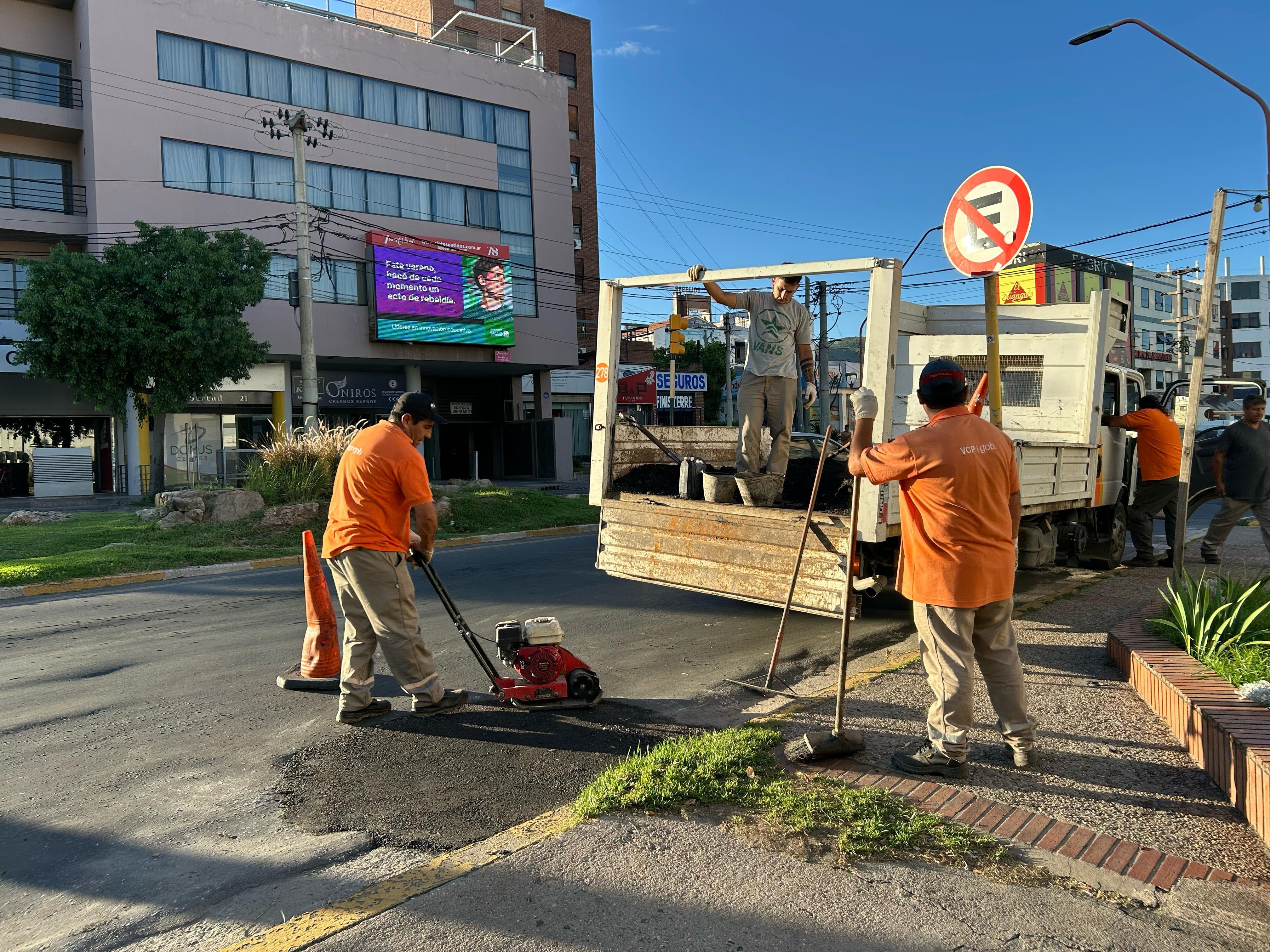 Trabajos de bacheo en Villa Carlos Paz