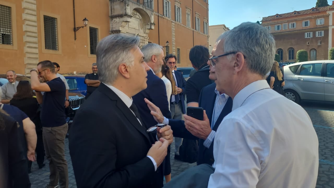 El gobernador electo, Martín Llaryora, está en Roma junto a una delegación cordobesa.