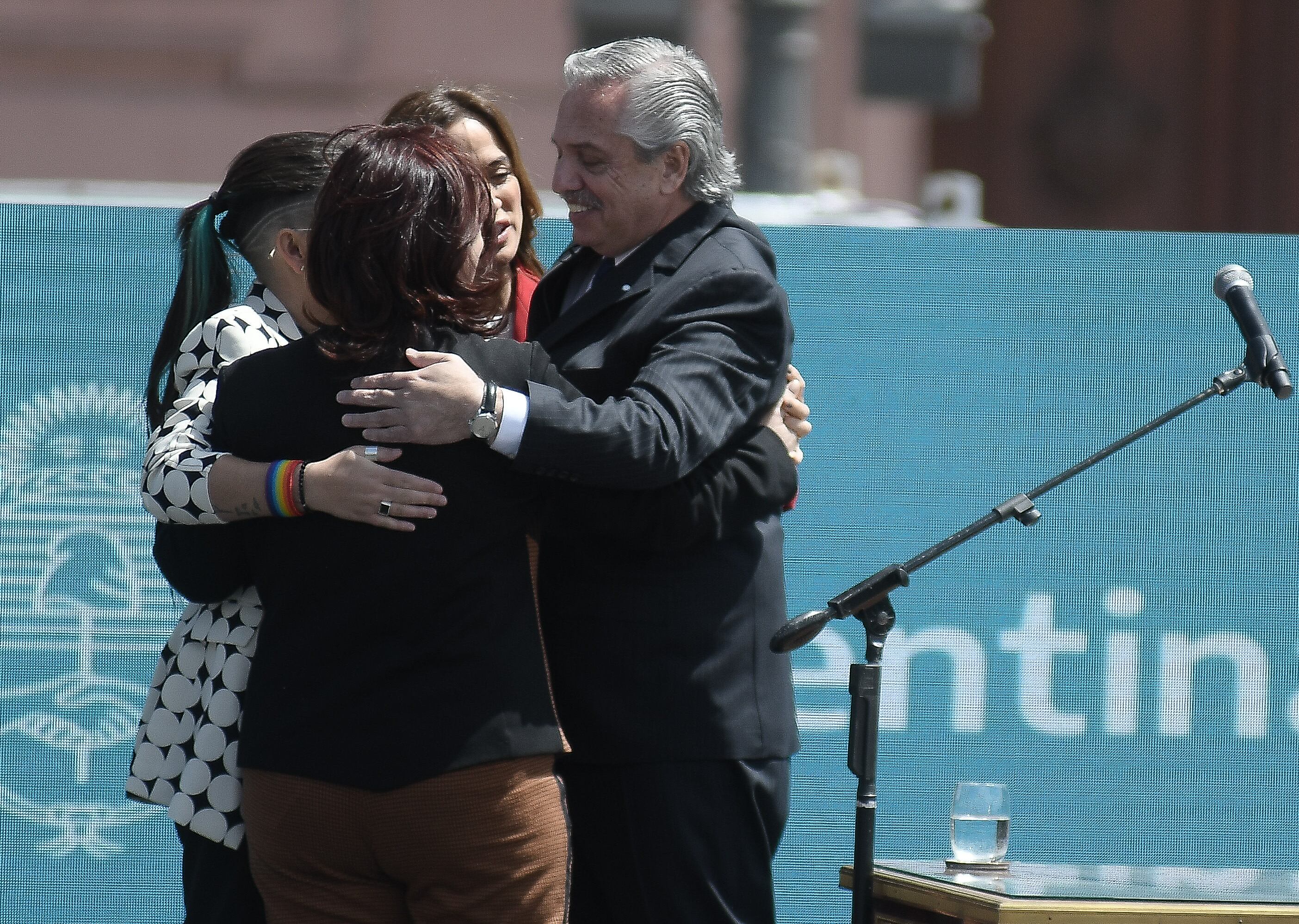 El Presidente Alberto Fernández luego de tomarle juramento a las nuevas ministras Victoria Tolosa Paz en Desarrollo Social Raquel Kelly Olmos Trabajo y Ayelén Mazzina el Ministerio de la Mujer Rosada. FOTO Federico Lopez Claro