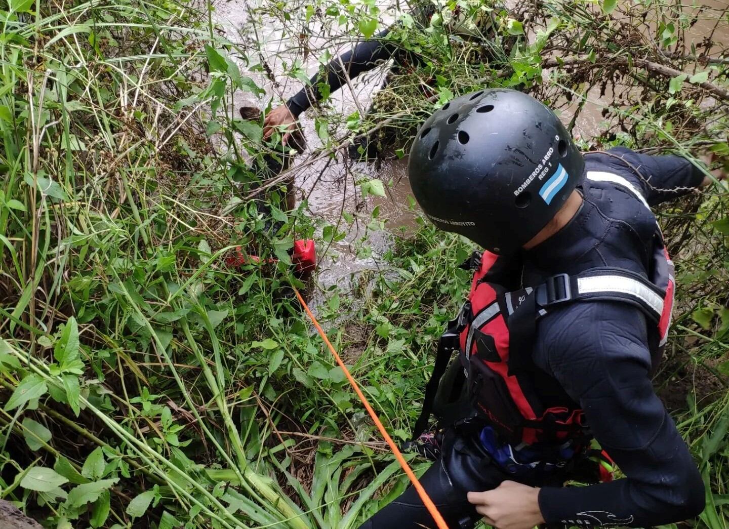 Bomberos de Arroyito salvaron un perro atrapado en la costa del Río Xanaes