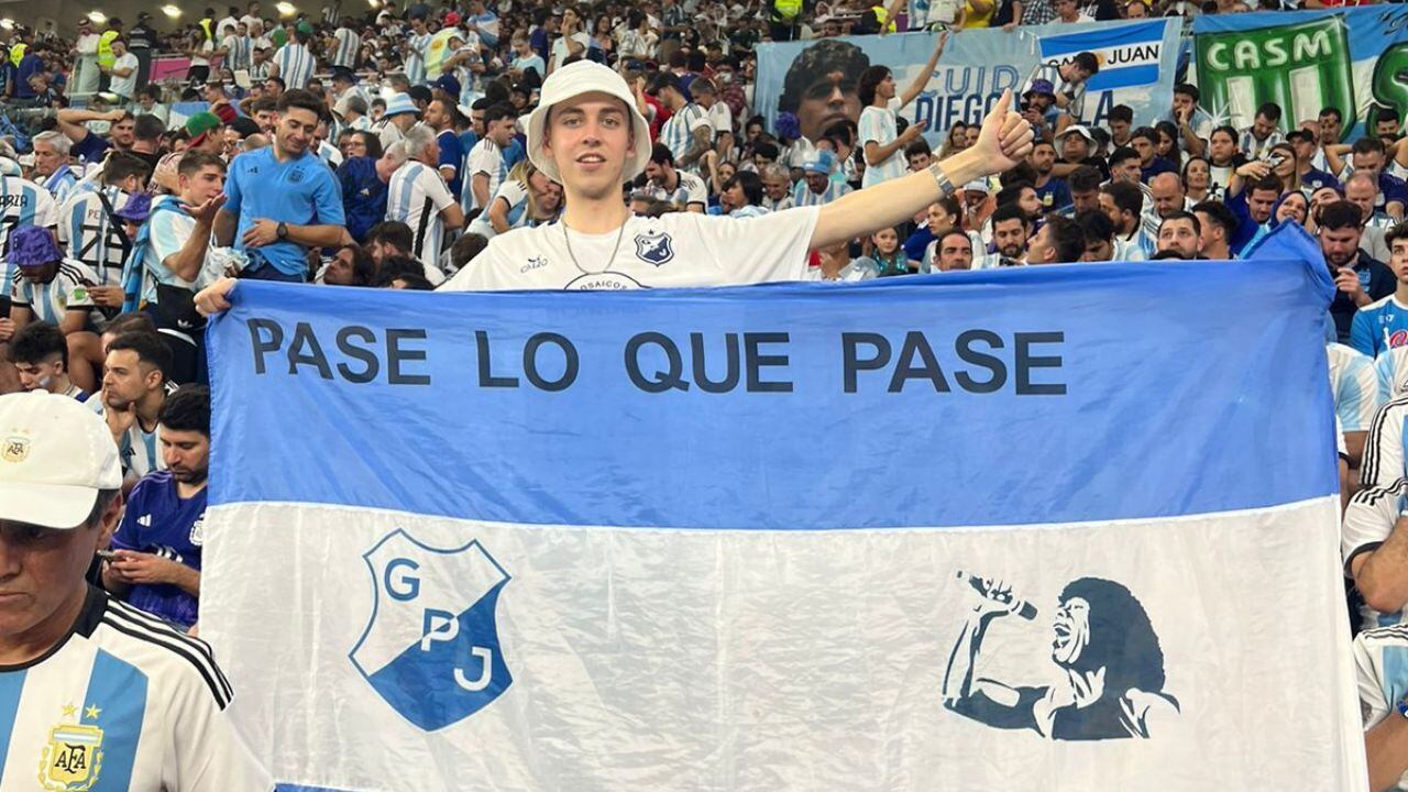 Javier Passamonte llevó sus pasiones en una bandera a Qatar 2022: Juniors y la Mona Jiménez