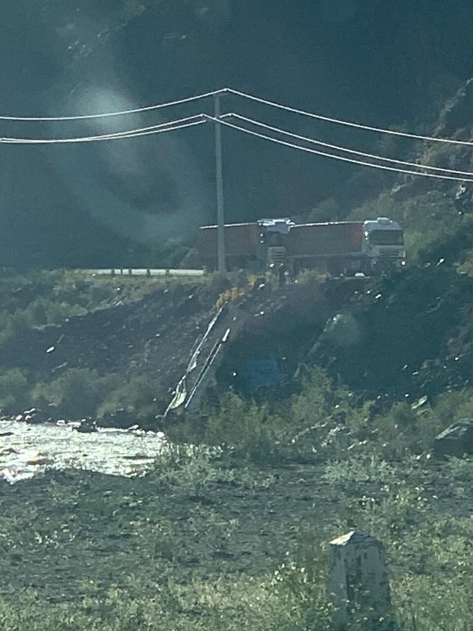 Desbarrancó un camión en Potrerillos.