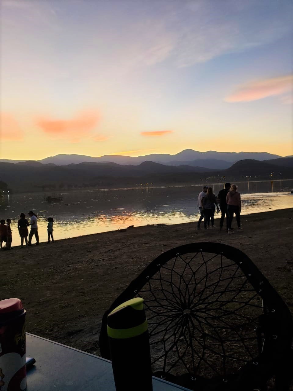 Los últimos rayos de sol, pero aún con alta temperatura, dan marco al disfrute de la tarde entre amigos, en el dique La Ciénaga, en Jujuy.