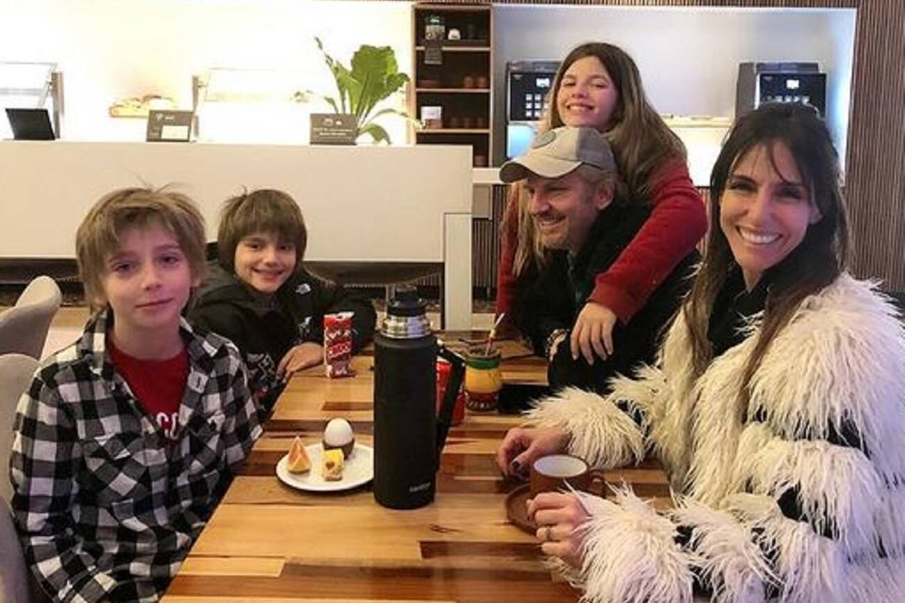 Facundo Arana, María Susini y sus tres hijos en una foto familiar retro. Foto: Instagram.