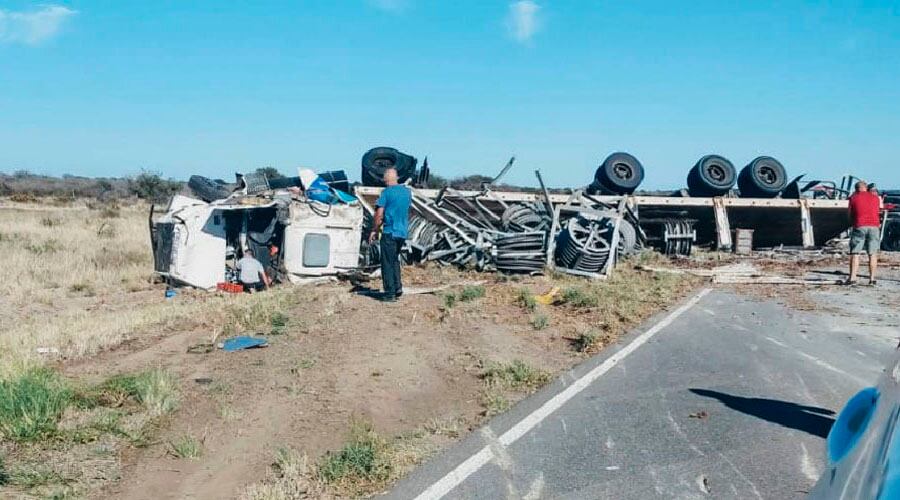 El conductor quedó atrapado en la cabina 