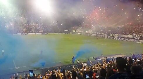 Impresionante recibimiento a Independiente Rivadavia en el estadio Bautista Gargantini.