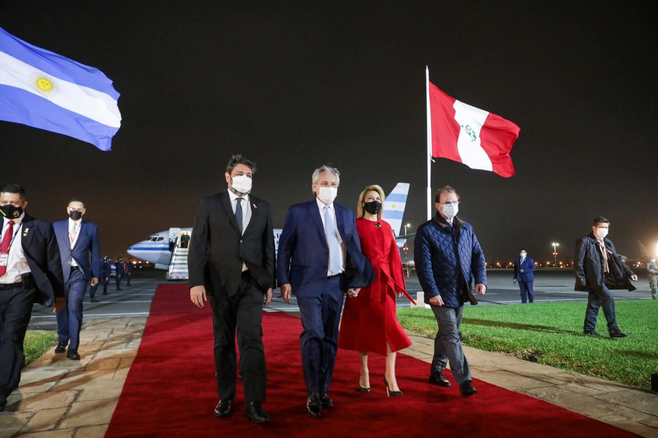 Alberto Fernández y Fabiola Yañez llegan a Perú