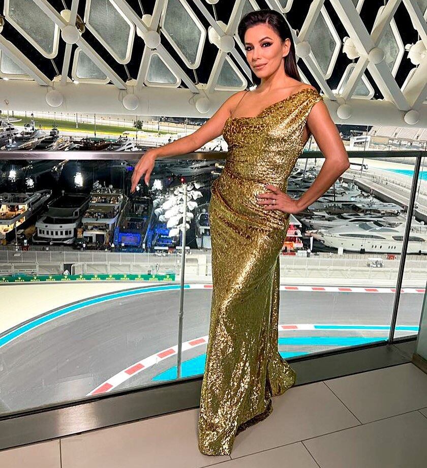 Eva Longoria deslumbró con su vestido dorado.