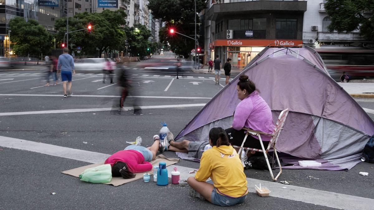 Piqueteros levantaron el acampe en la 9 de julio después de 20 horas de cortes, pero amenazan con una nueva protesta