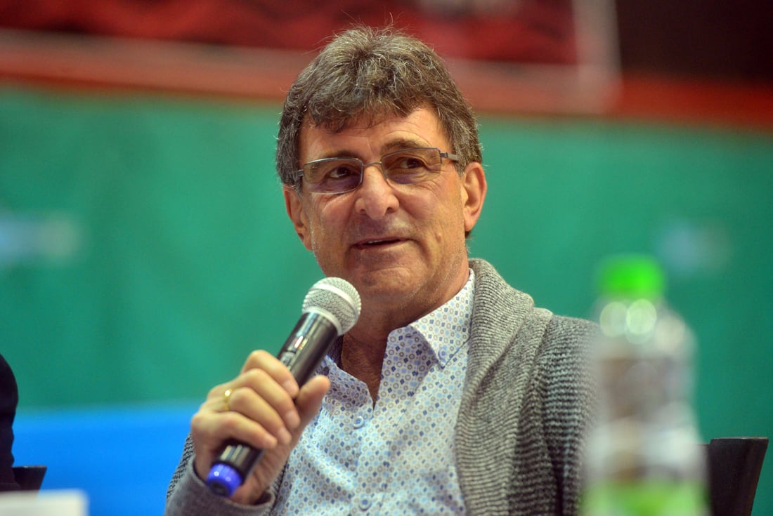 Mario Alberto Kempes en el Polideportivo Cerutti. Diserta en un encuentro llamado “Charlemos de Fútbol”. (Pedro Castillo/ La Voz)