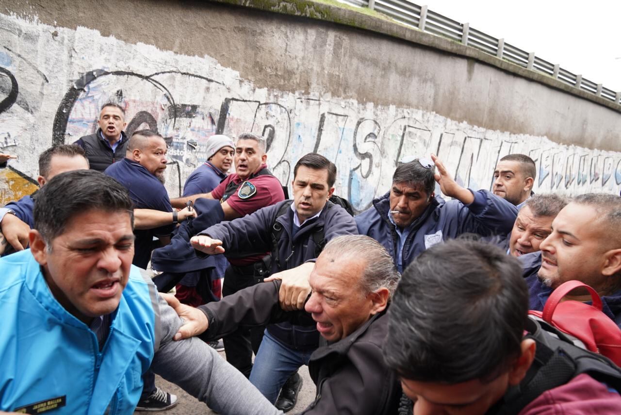 Así agredieron a Sergio Berni, ministro de Seguridad bonaerense, en la protesta por el colectivero asesinado. (Foto: Maxi Failla / Clarín)