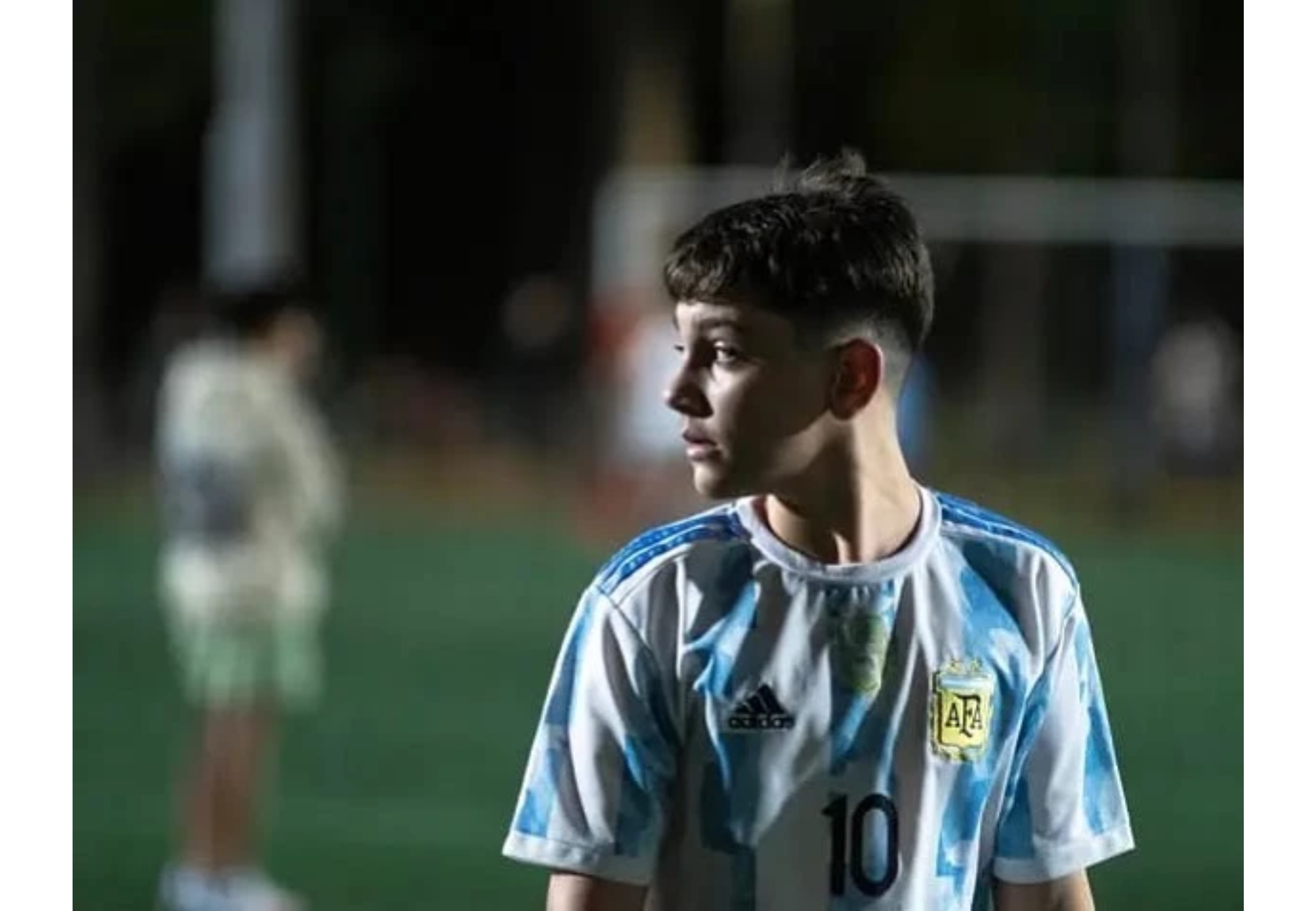 Julián es fanático del futbol.