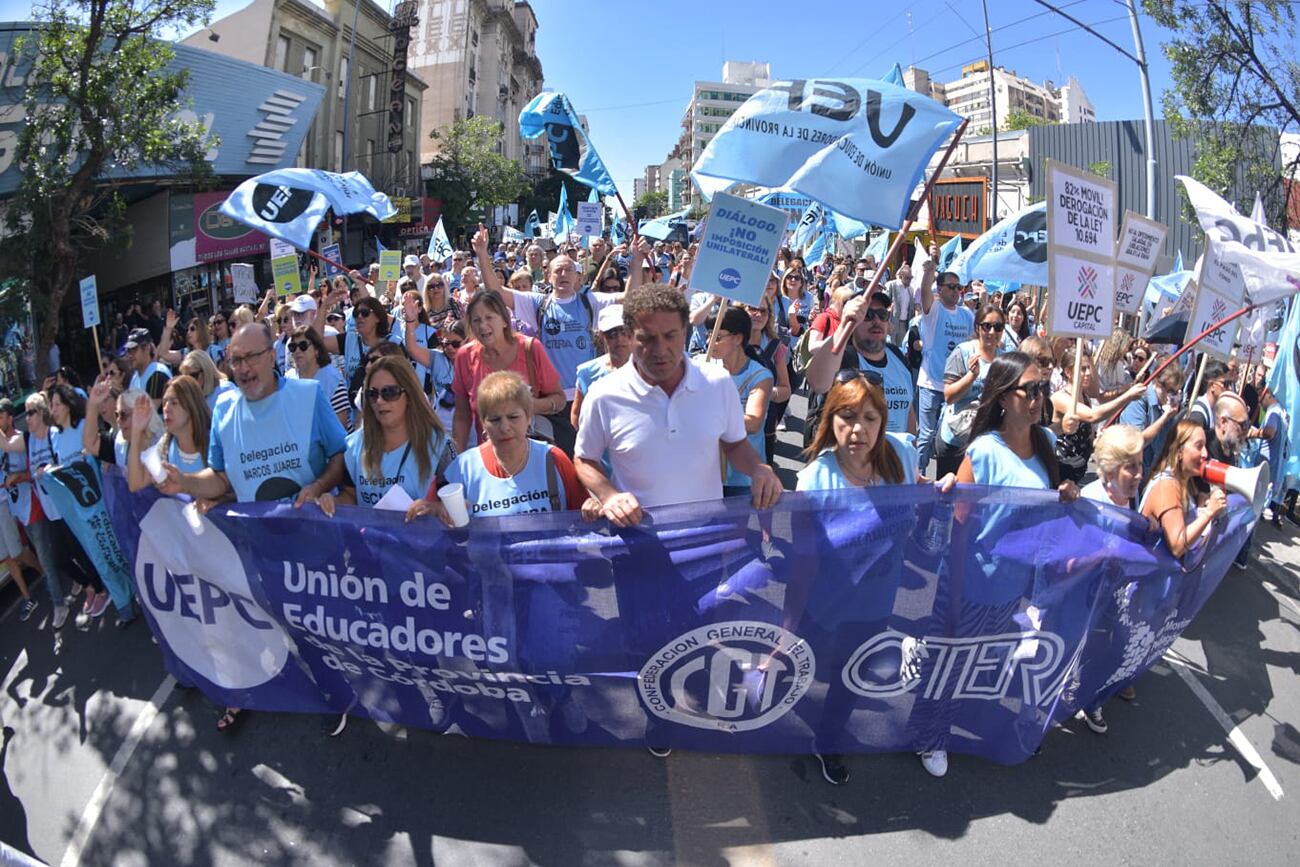 Docentes de Córdoba paran y se movilizan por el centro de la ciudad. (La Voz)