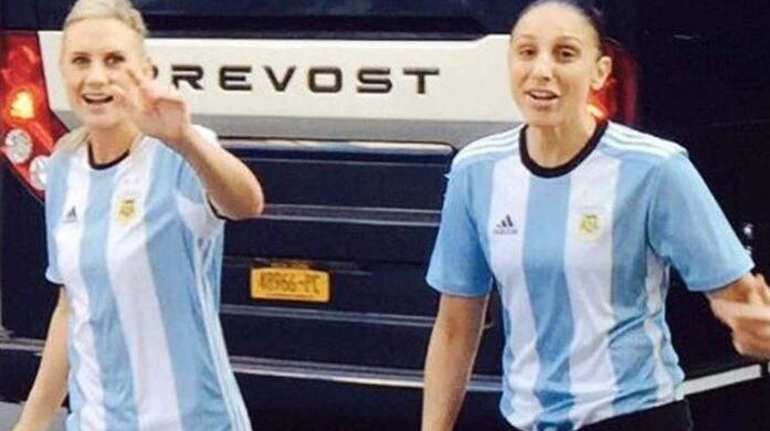 Diana y su esposa con la camiseta argentina