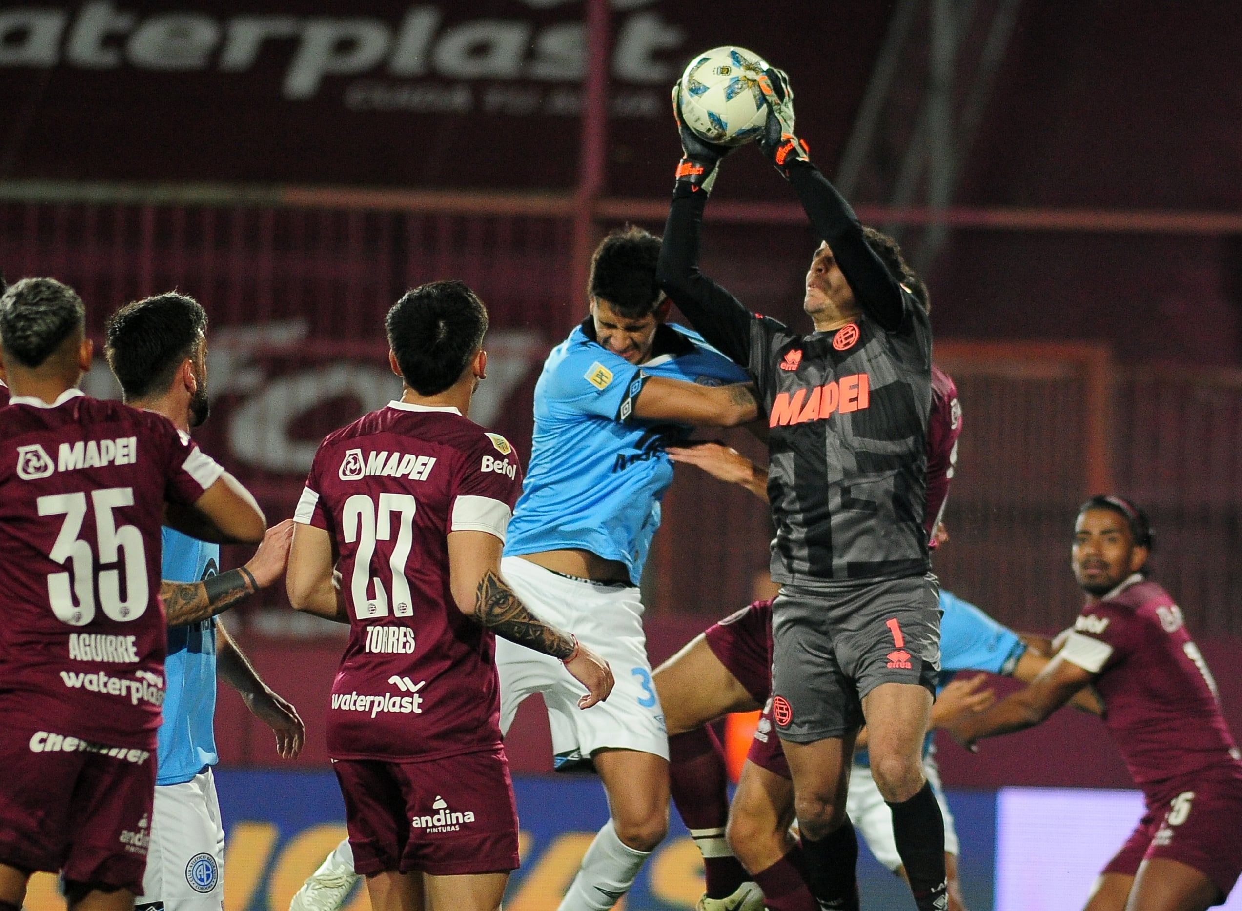 Belgrano visitó a Lanús por la liga Profesional 2024. (Fotobaires)