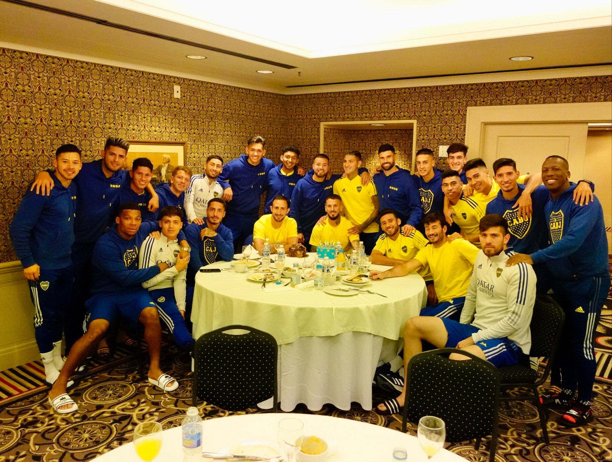 El festejo del plantel de Boca por el cumpleaños de Darío Benedetto.