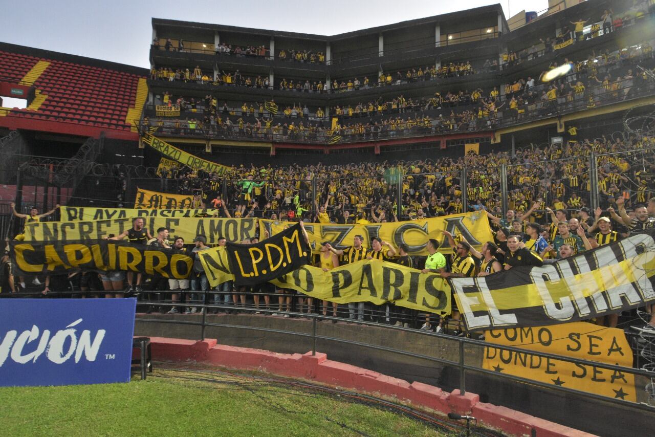 El codo sudoeste donde va la parcialidad visitante. Acá la de Peñarol, el día de los incidentes con los hinchas de Colón. Ese sector podría ser destinado a Talleres. (Gentileza El Litoral)